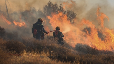 Πύρινη κόλαση - Εκτός ελέγχου η φωτιά σε Κρήτη με ανέμους 125 χλμ., στη μάχη 220 πυροσβέστες – Νέο μέτωπο στην Κερατέα Αττικής