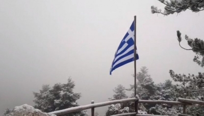 Χιόνι στην Πάρνηθα - Διακόπηκε η κυκλοφορία οχημάτων