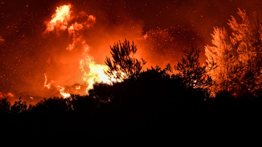 Τρίτη νύχτα αγωνίας στα Βίλια - Η πύρινη λαίλαπα σε απόσταση αναπνοής από τον οικισμό