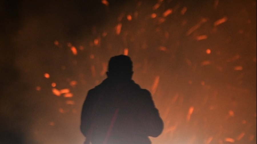 Φωτιά στη Μάνδρα: Διάσπαρτες εστίες