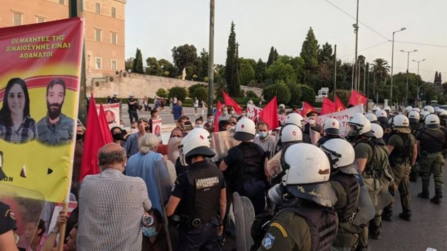Επεισόδια στο Σύνταγμα: Διαδηλωτές κινήθηκαν προς την τουρκική πρεσβεία