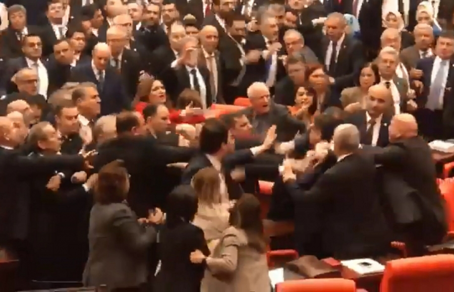 Μπουνιές, σπρωξίδι και βρισιές στο τουρκικό Κοινοβούλιο - Το απόλυτο χάος των βουλευτών