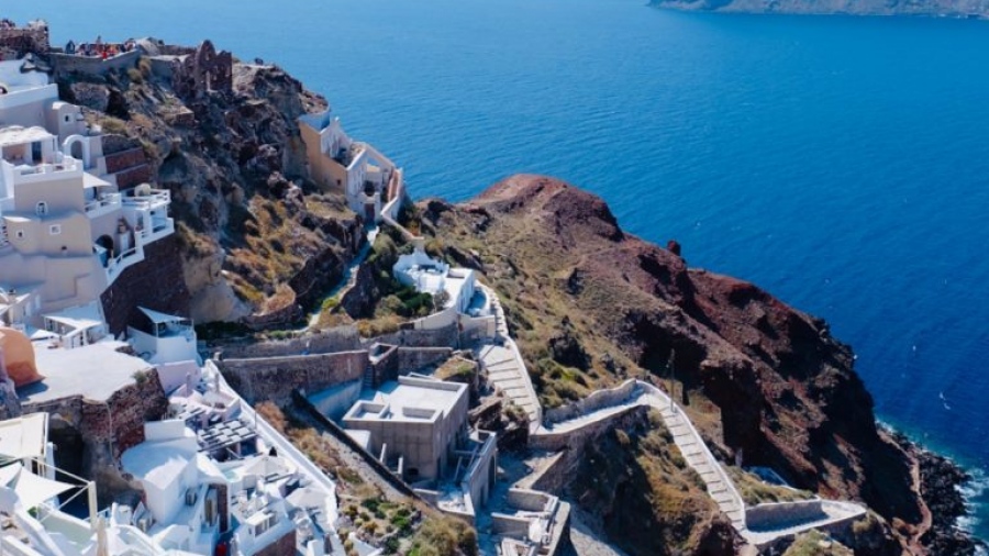 Νέες τουριστικές εμπειρίες και σε Σαντορίνη προσθέτει η Booking.com