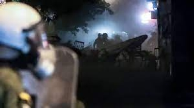 Επεισόδια στην Πανεπιστημιούπολη με έναν τραυματία αστυνομικό: Μολότοφ, πέτρες, έκαψαν αυτοκίνητο