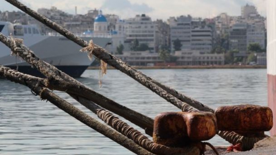 Δεμένα τα πλοία στα λιμάνια Πειραιά, Ραφήνας και Λαυρίου – Απαγορευτικό απόπλου λόγω ισχυρών ανέμων