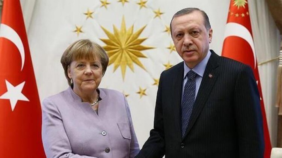 Έκτακτη τηλεφωνική επικοινωνία Merkel - Erdogan για τη Λιβύη
