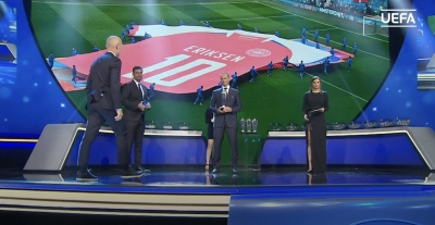 H UEFA βράβευσε το ιατρικό τιμ της Δανίας και τον Σίμον Κιάερ, που κράτησαν τον Έρικσεν στη ζωή! (video)