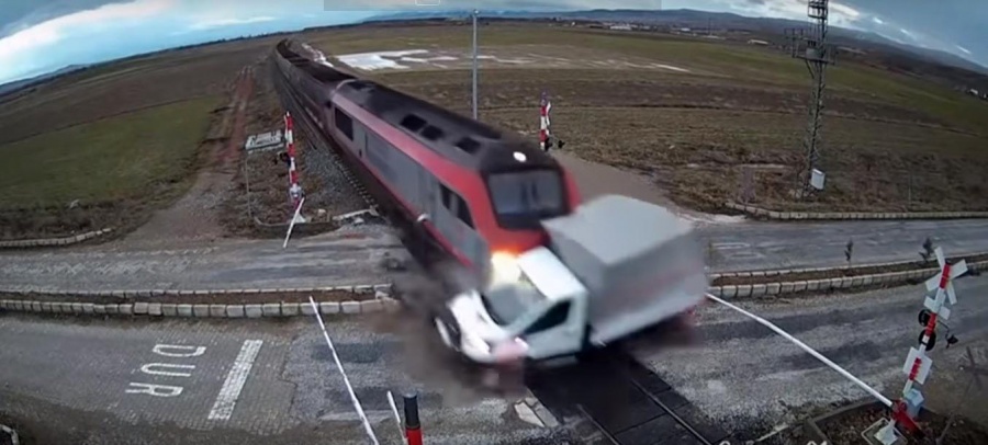 Σοκάρει η σύγκρουση ημιφορτηγού με τρένο στην Τουρκία