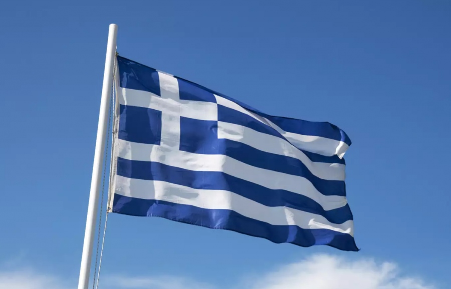 Σεβασμός μηδέν: Αλλοδαπός στην Κομοτηνή κατέβασε την ελληνική σημαία από δημόσιο κτήριο και την έκαψε