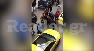 Βίντεο από την άγρια συμπλοκή στη Μενάνδρου: Μεταφέρουν αιμόφυρτο τον τραυματία