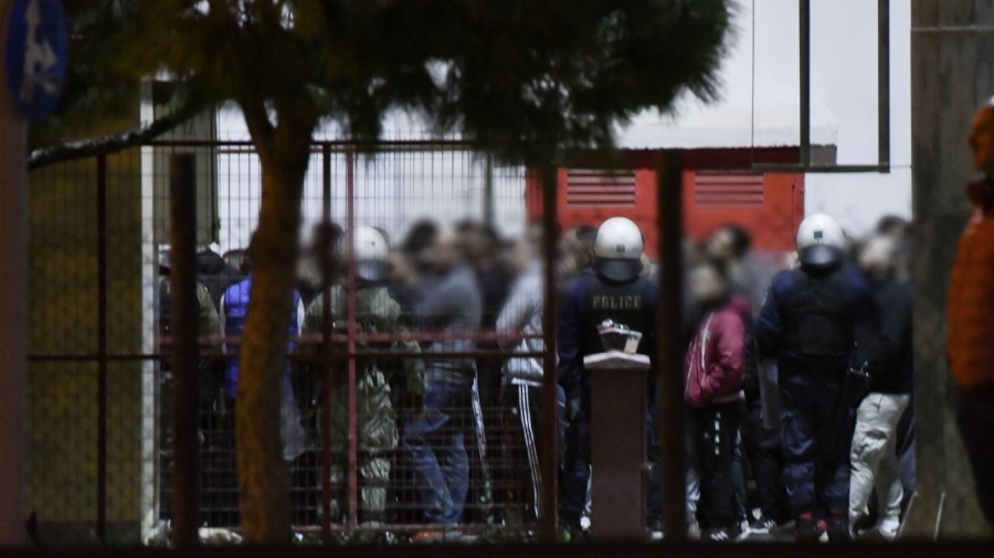 Επεισόδια Ρέντη: Eντοπίστηκαν ίχνη DNA αρκετών προσαχθέντων σε «πολεμοφόδια» από το γήπεδο