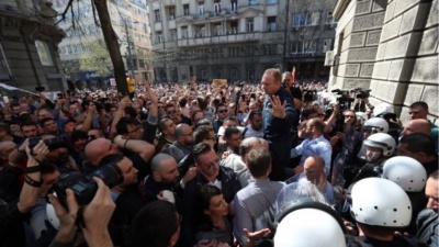 Σερβία: Ένταση και επεισόδια έξω από το προεδρικό Μέγαρο - Χιλιάδες διαδηλωτές ζητούν την παραίτηση Vucic