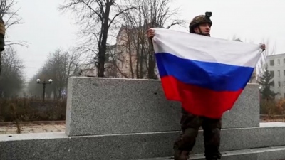 Γράφτηκε ιστορία: Η ρωσική σημαία υψώθηκε στην κεντρική πλατεία του Pokrovsk (vid)