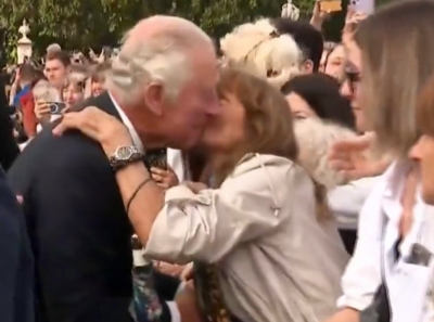 Βρετανία: Ο κόσμος υποδέχτηκε με φιλιά τον Κάρολο – Στο πλευρό του η Καμίλα