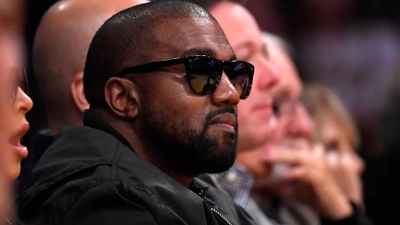 Ο Kanye West μφανίστηκε με μαύρη κουκούλα και ζήτησε από τους Εβραίους να συγχωρέσουν τον Χίτλερ