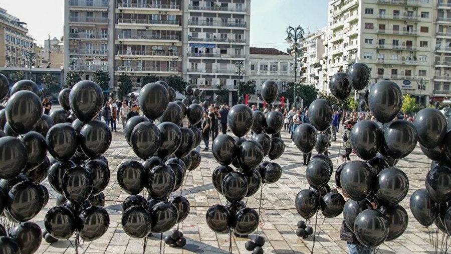 Πάτρα: Διαμαρτυρία για τα νέα μέτρα στην εστίαση με μαύρα μπαλόνια και 24ωρο λουκέτο στα μαγαζιά