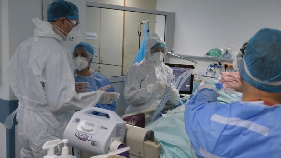 ΠΟΕΔΗΝ: Δεκάδες διασωληνωμένοι εκτός ΜΕΘ χάνουν τη ζωή τους - Το 80% των ασθενών καταλήγει εκτός ΜΕΘ