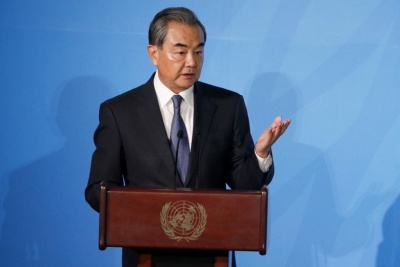 Wang Yi (Κινέζος ΥΠΕΞ): Οι ΗΠΑ πρέπει να άρουν όλους τους «παράλογους περιορισμούς»