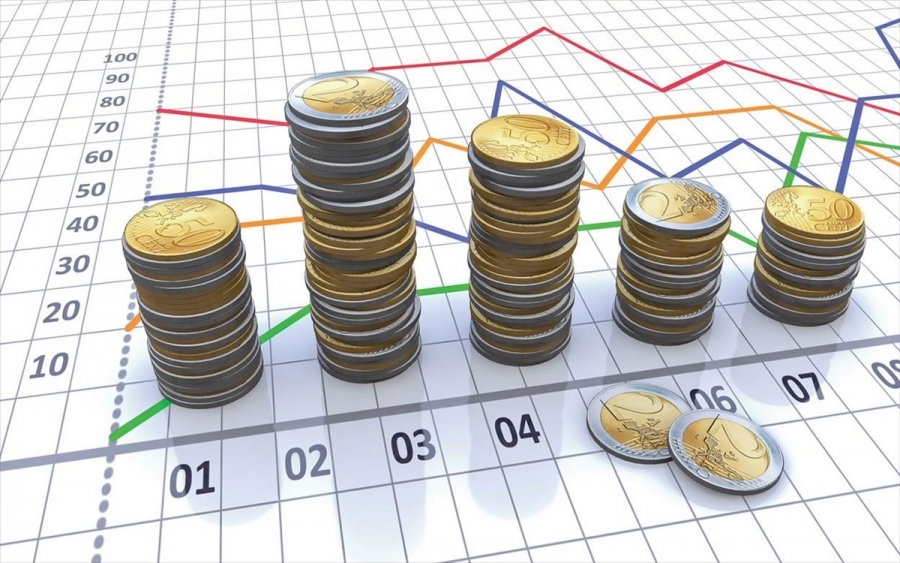 Στα έσοδα από φόρους και τουρισμό ποντάρει το υπουργείο Οικονομικών για τη στήριξη των νοικοκυριών