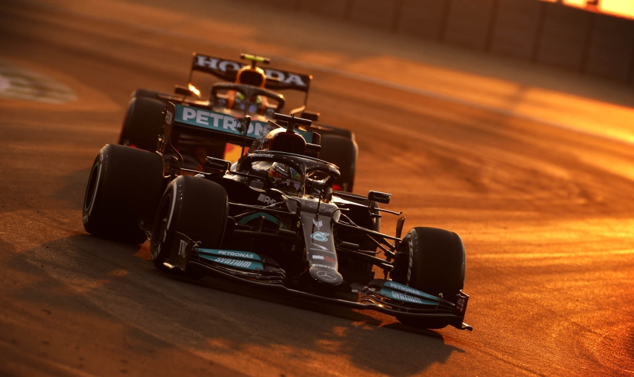 GP Σαουδικής Αραβίας: Νίκη για τον Hamilton, ισοβαθμία με τον Verstappen!
