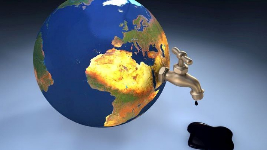 Η κατάρρευση των τιμών του πετρελαίου φέρνει μειώσεις στις τιμές των καυσίμων