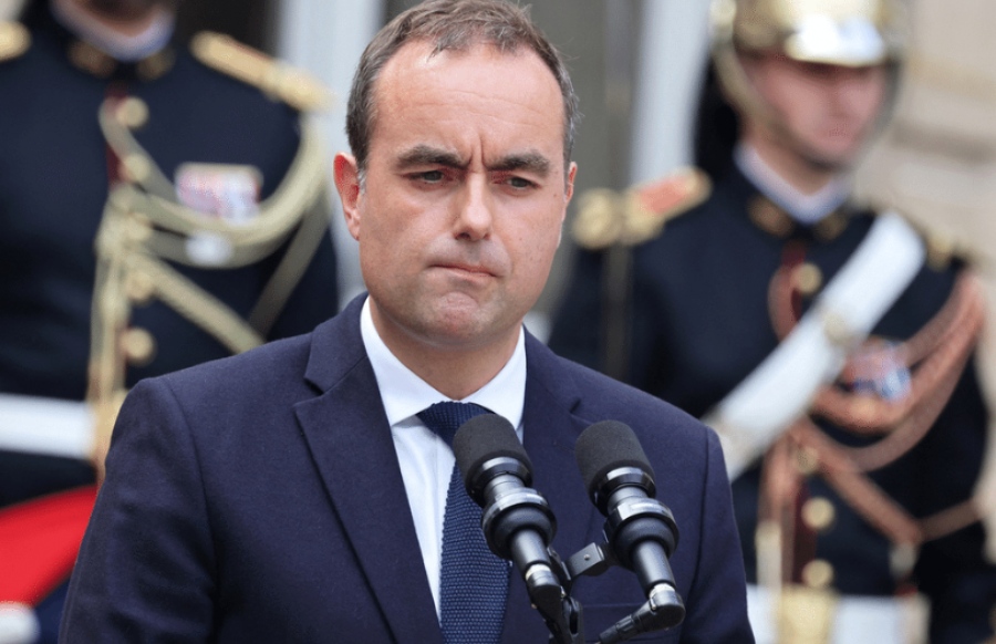 Γελοιότητες στη Γαλλία ενώ βουλιάζει – Ο νέος πρωθυπουργός δεν... θα καταργήσει τελικά τις δύο αργίες