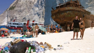 Βουνό από σκουπίδια στο ναυάγιο της Ζακύνθου - Εθνική ντροπή