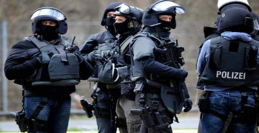 Γερμανία: Πάνοπλοι αστυνομικοί εισβάλλουν σε καφετέρια για παραβίαση των κανόνων Covid – Απίστευτο video