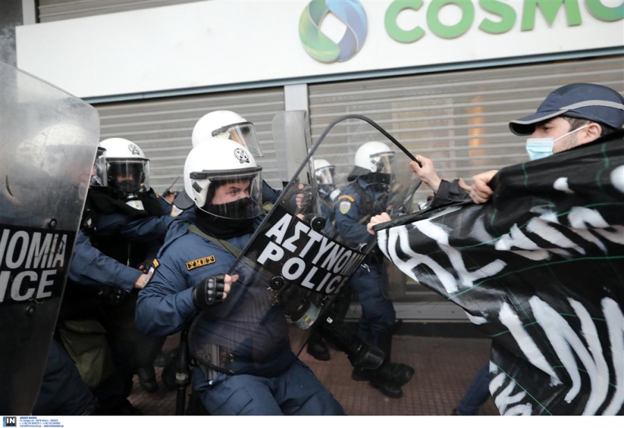 Προπύλαια: Συμπλοκές και χημικά στην συγκέντρωση για τον Κουφοντίνα