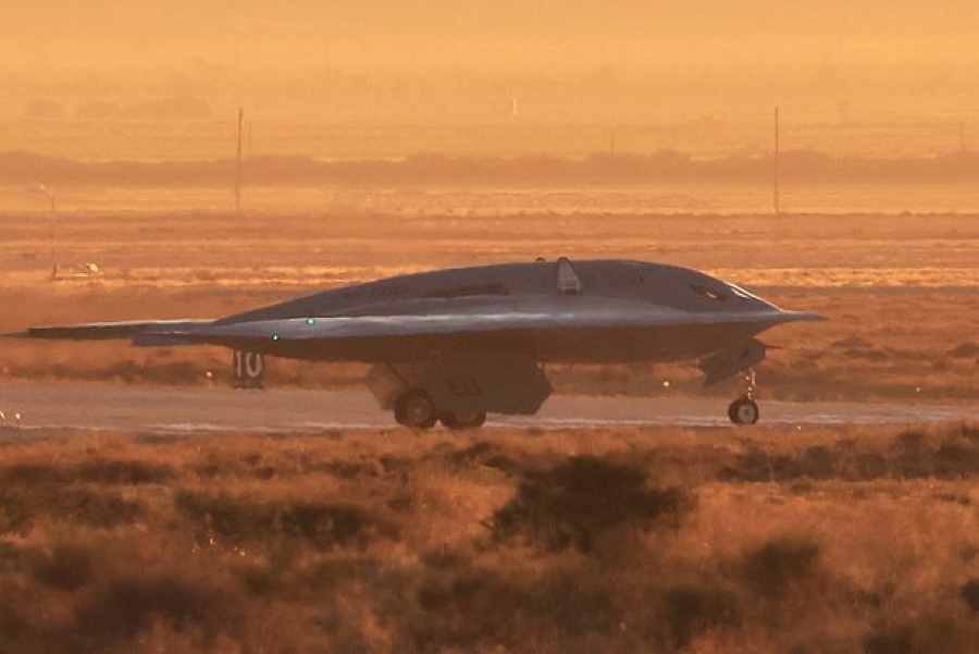 Το νέο «αόρατο» βομβαρδιστικό των ΗΠΑ στον αέρα... Το B-21 Raider πέταξε δίπλα σε KC-135 - Πρώτο μεγάλο τεστ