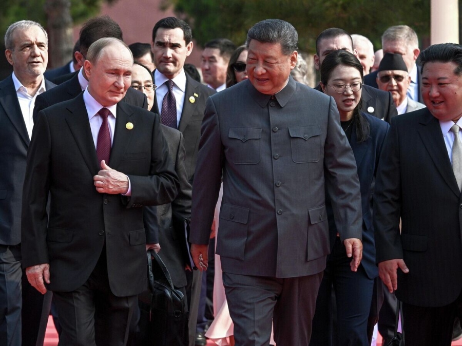 Guardian: Ανυπακοή στη Δύση το μήνυμα από την παρέλαση στο Πεκίνο