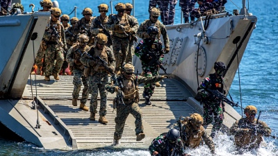 Εξέλιξη σοκ: Στο Hormuz το αποβατικό USS Tripoli με 3.500 πεζοναύτες των ΗΠΑ - Ιράν: Σας περιμένουν 1 εκατ. μαχητές