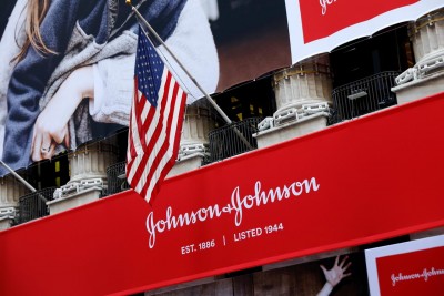 ΗΠΑ: H κυβέρνηση Trump δίνει 1 δισεκ. δολ. στην Johnson & Johnson για 100 εκατ. εμβόλια