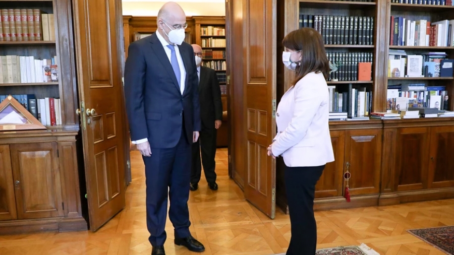 Συνάντηση Δένδια - Σακελλαροπούλου: Επί τάπητος οι σχέσεις Ελλάδας - Τουρκίας και το Κυπριακό