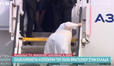 Ο Πάπας Φραγκίσκος σκόνταψε μπαίνοντας στο αεροπλάνο λόγω των ισχυρών ανέμων στην Αθήνα