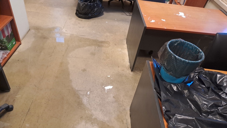 Δικαστήρια: Τραγικές συνθήκες σε Ευελπίδων και Λουκάρεως - Κουβάδες και δυσοσμία... σε κάθε κακοκαιρία