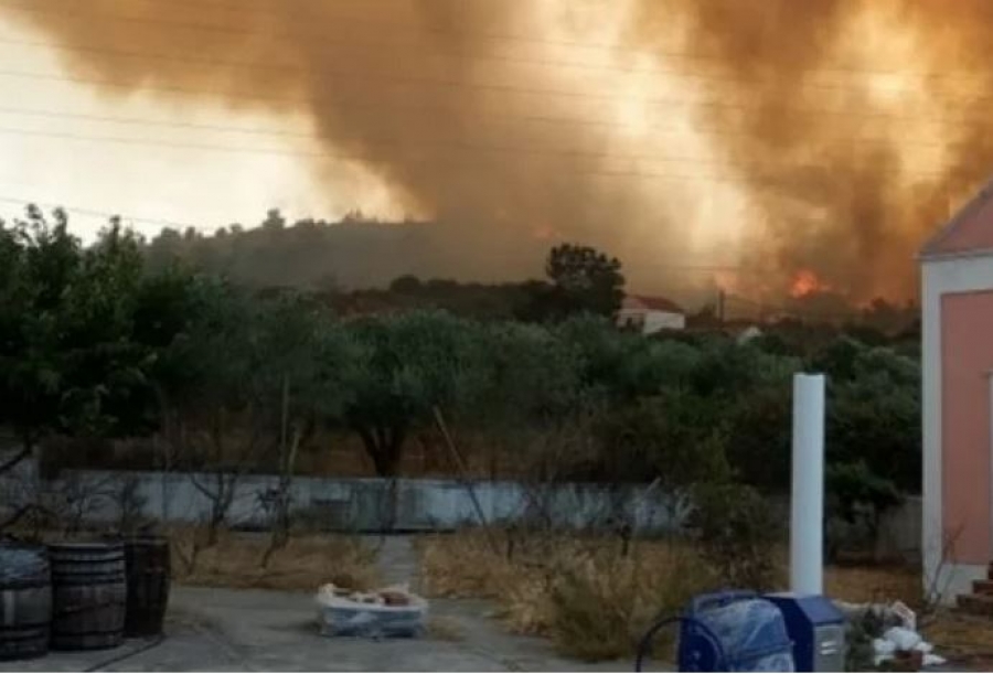 Σκληρή μάχη με τις φλόγες στη Ρόδο – Αποκατάσταση της ηλεκτροδότησης