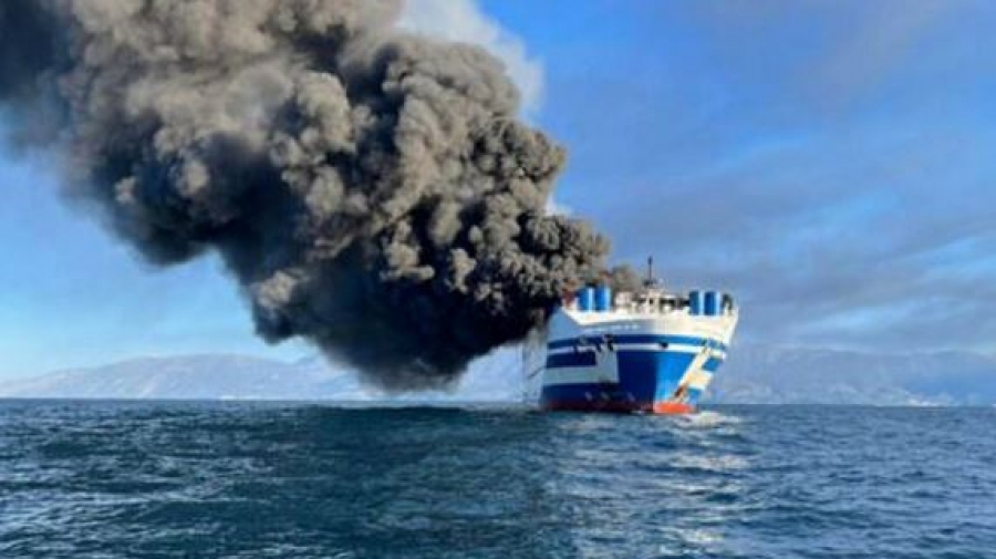 Euroferry Olympia: Προσπάθειες κατάσβεσης της φωτιάς στο πλοίο - Πλακιωτάκης: Συνεχίζονται οι έρευνες για τους 12 αγνοούμενους