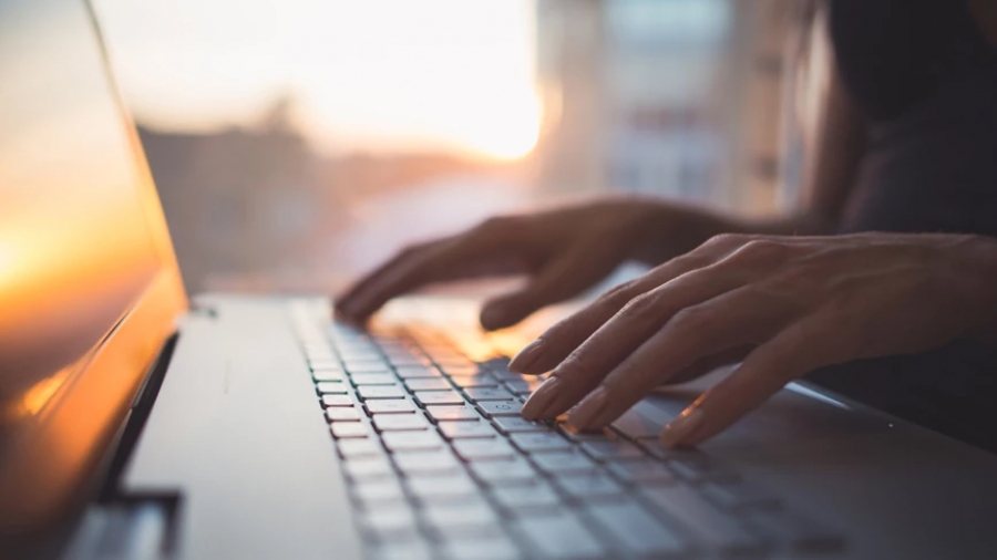 Στα θρανία για την αναβάθμιση των ψηφιακών δεξιοτήτων τους πάνω από 20.000 δημόσιοι υπάλληλοι