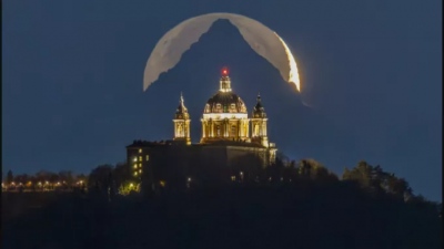 Η συγκλονιστική φωτογραφία που βραβεύτηκε από τη NASA - Το φεγγάρι σε πλήρη ευθυγράμμιση με τον τρούλο της Superga
