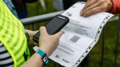 Η Γαλλία ακυρώνει σχεδόν 4 εκατομμύρια πιστοποιητικά εμβολιασμού COVID