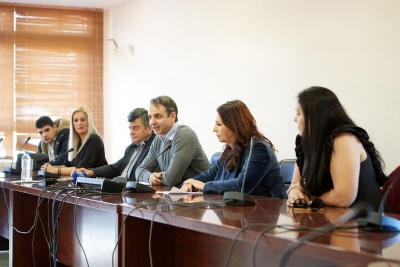 Στη Μάνδρα ο Μητσοτάκης: Αυτό που βλέπουμε είναι αδιαφορία και ψεύτικες υποσχέσεις