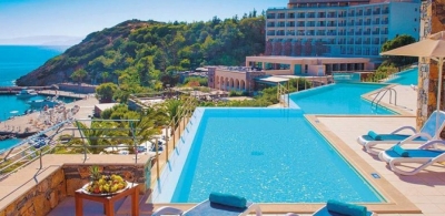 Οι ενθαρρυντικοί δείκτες, οι αστερίσκοι και οι παράγοντες που κρίνουν τη φετινή πορεία του τουρισμού