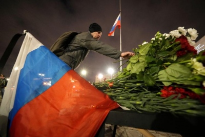 Ρωσία: Μεσίστιες οι σημαίες για την επίθεση στη Μόσχα – Κερί άναψε ο Putin στη μνήμη των θυμάτων