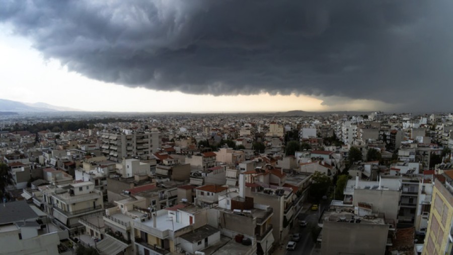 Έντονη βροχόπτωση στην Αττική – Δυναμικό το πέρασμα της κακοκαιρίας Κίρκη από την Αθήνα