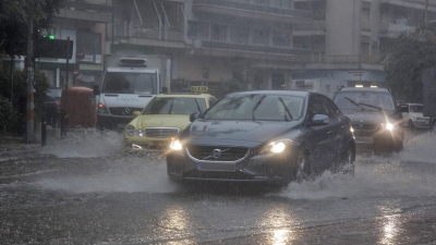 Έκλεισαν δρόμοι της Αθήνας λόγω υπερχείλισης υδάτων - Τι θα γίνει με τα σχολεία - Μήνυμα από το 112
