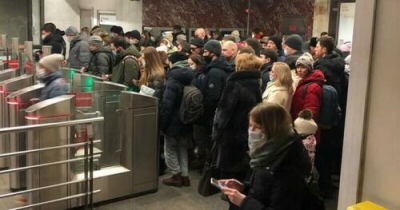 Apple και Google μπλοκάρουν τα συστήματα πληρωμών στους Ρώσους και προκαλείται χάος στο μετρό της Μόσχας