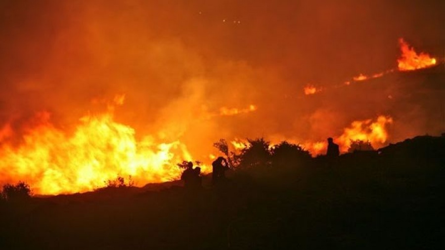 Μεγάλη νύχτα για τα χωριά της Κύμης - Συνεχίζεται η μάχη με τις φλόγες