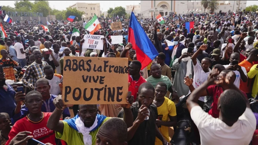 Νίγηρας: Η ΕΕ ρίχνει λάδι στη φωτιά της στρατιωτικής επέμβασης - Προειδοποιεί με «σοβαρές συνέπειες»