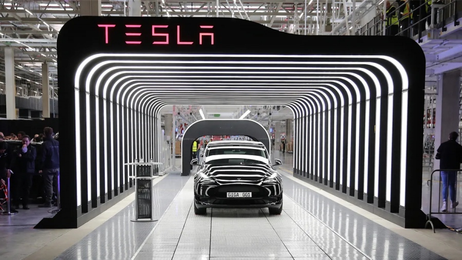 Η Tesla άρχισε τις απολύσεις - Φεύγουν 400 άτομα από το Gigafactory στη Γερμανία